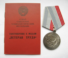 Медалі СРСР Медали СССР ^/--/^ Ветеран труда СССР = медаль в гарному стані + чистий документ ^_^^^ Ветеран труда СССР = медаль в хорошем состоянии + чистый документ - фото фото фото