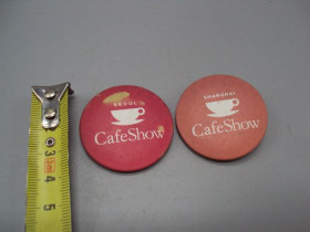 Інше Другое ^/--/^ Знак круглый Seoul CafeShow Сеул Shanghai CafeShow Шанхай кофе лот 2 шт №17003 ^_^^^ Знак круглий Seoul CafeShow Сеул Shanghai CafeShow Шанхай кава лот 2 шт No /--/ 17003 - фото фото фото