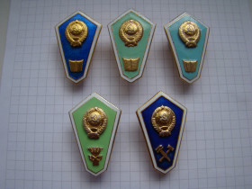 Відзнаки Знаки отличий ^/--/^ Знак поплавок об окончании гуманитарного, технического и с/х техникума     (училища), 5 шт. СССР. ^_^^^ Знак поплавок про закінчення гуманітарного, технічного та с/г технікуму (училища), 3 шт. СРСР. - фото фото фото