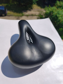 Сідла Седла ^/--/^ *  Седло для велосипеда ventura gel 2024 год - № 539 ^_^^^ * 25 х 20,5 Ventura Характеристики товару Бренд Ventura Тип: o-zone Пол: унісекс Колір: чорний Матеріал: гель Матеріал вальтрапа: шкірзамінник Тип велосипеда: міський З поглибленням Номер EAN 0887539037345 - фото фото фото