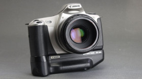 Вінтажні об'єктиви Винтажные объективы ^/--/^ Canon EOS 300 + Батарейная ручка Canon BP-200 + объектив Canon EF 50 /--/ mm/1.8 II Ф /--/ 52 /--/ мм Вживане ^_^^^ Canon EOS 300 + Батарейна ручка Canon BP-200 + об'єктив Canon EF 50 /--/ mm/1.8 II Ф /--/ 52 /--/ мм - фото фото фото