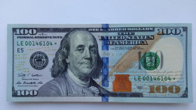 США США ^/--/^ США 100 долларов 2009 /--/ A  LE /--/ 00146104 (звезда). Серия замещения. unc ^_^^^ США 100 доларів 2009 /--/ A LE /--/ 00146104 (зірка). Серія заміщення. unc - фото фото фото