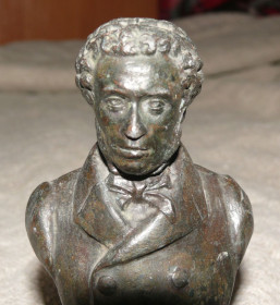 Статуетки, Скульптури, Фігурки, Фарфор Статуэтки, Скульптуры, Фигурки, Фарфор ^/--/^ 1949 год. Пушкин, Раненый Бюст. Шпиатр. Скульптура, Статуэтка РДПТ, Клеймо ^_^^^ 1949 Пушкін, Поранений Бюст. Шпіатр. Скульптура, Статуетка РДПТ, Клеймо - фото фото фото