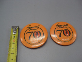 Інше Другое ^/--/^ Знак круглый Sandali 70 years of italian coffee passion 70 лет кофе Италия лот 2 шт №16999 ^_^^^ Знак круглий Sandali 70 years of italian coffee passion 70 років кави Італія лот 2 шт No 16999 - фото фото фото