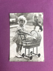 Іноземні Иностранные ^/--/^ Листівка Дівчинка з дитячим візочком. 1968 р. Німеччина. ^_^^^ Листовка Девочка с детской коляской. 1968 г. Германия. - фото фото фото