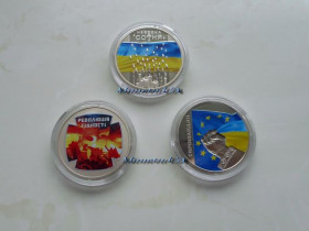 Пам'ятні і ювілейні Памятные и юбилейные ^/--/^ набір 3 монети Революція гідності, Небесна сотня, Євромайдан НБУ 2015 Героям Майдану 5 грн. тамподрук ^_^^^ Набор 3 монеты Революция достоинства, Небесная сотня, Евромайдан 2015 - фото фото фото