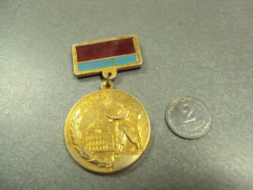 Пам'ятні і ювілейні Памятные и юбилейные ^/--/^ знак 45 лет освобождения киева флаг усср верховный совет 1943-1988 подвесной №5083 ^_^^^ знак 45 років звільнення кієва прапор усср верховна рада 1943-1988 підвісний No /--/ 5083 - фото фото фото