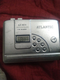 Портативні плеєри Портативные плееры ^/--/^ Atlantic AT-954 автореверс касетний плеер має радіо і годиник ^_^^^ Atlantic AT-954 автореверс кассетный плеер имеет радио и часы - фото фото фото