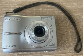 Olympus Olympus ^/--/^ Фотоаппарат Olympus Fe-210. Б/у. Нерабочий. Не до конца выезжает объектив! ^_^^^ Фотоапарат Olympus Fe-210. Б/у. Неробочий. Не до кінця виїжджає об'єктив! - фото фото фото