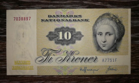 Скандинавія Скандинавия ^/--/^ DENMARK Дания 10 крон 1975. Подписи: Hoffmeyer, Valeur. Светлая защ. лента. ^_^^^ DENMARK Данія 10 крон 1975. Підписи: Hoffmeyer, Valeur. Світла зах. стрічка. - фото фото фото