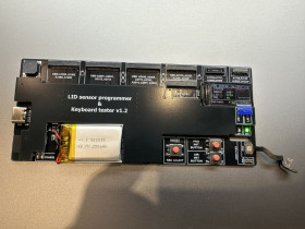 Інші комплектуючі Другие комплектующие ^/--/^ Тестер клавиатур MacBook та тестер/програматор датчика кута дисплею. ^_^^^ Тестер клавиатур MacBook и тестер/программатор датчика угла дисплея. - фото фото фото