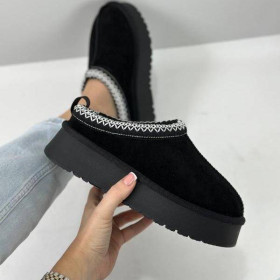 УГГІ (UGG) УГГИ (UGG) ^/--/^ Короткие замшевые угги с вышивкой, трендовые уги автоледи 40 /--/ р код 3540 ^_^^^ Короткі замшеві вуги з вишивкою, трендові вуги автоледі 39,40 /--/ р код 3540 - фото фото фото