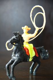 Фігурки, солдатики Фигурки, солдатики ^/--/^ ковбой с лассо на коне ZZ  65-70 /--/ мм на коне  Гонконг- ФРГ ^_^^^ ковбой з лассо на коні ZZ 65-70 мм на коні Гонконг-Німеччина - фото фото фото