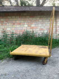 Інше торгове обладнання Другое торговое оборудование ^/--/^ Візок платформний вантажний складський металевий 1305×1195 мм посилений на поворотних колесах до 750 кг Н /--/ 8000 ^_^^^ Возок платформенный грузовой складской металлический 1305×1195 мм усилен на поворотных колесах до 750 кг Н /--/ 8000 - фото фото фото