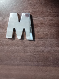 Наліпки, емблеми Наклейки, эмблемы ^/--/^ Самоклеюча літера M ^_^^^ Самоклеющаяся буква M - фото фото фото