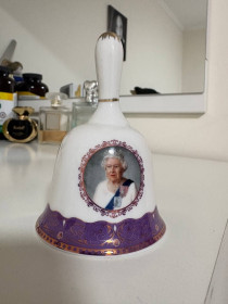 Сувенири Сувениры ^/--/^ UK Queen Elizabeth II фарфоровий  дзвіночок ^_^^^ UK Queen Elizabeth II фарфоровый звоночек - фото фото фото