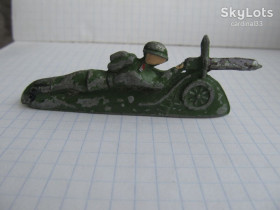 Фігурки, солдатики Фигурки, солдатики ^/--/^ ЗМИ-1 пулеметчик со скаткой. Солдатик 50-60-ых гг. ^_^^^ ЗМІ-1 кулеметник зі скаткою. Солдатик 50-60-х рр. - фото фото фото