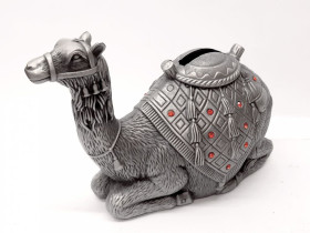 Статуетки, Скульптури, Фігурки, Фарфор Статуэтки, Скульптуры, Фигурки, Фарфор ^/--/^ Статуэтка копилка верблюд, винтажный серебристый металлический декор с красными стразами ^_^^^ Статуетка скарбничка верблюд, вінтажний сріблястий металевий декор з червоними стразами - фото фото фото