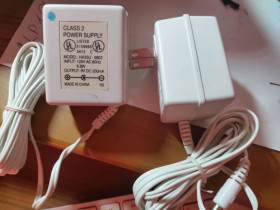 Блоки живлення, зарядні пристрої Блоки питания, зарядные устройства ^/--/^ Блоки живлення 9 В/200 мА-(110 /--/ в/американський ст-рт) ^_^^^ Блоки питания 9 В/200 мА-(110 /--/ в/американский ст-рт) - фото фото фото