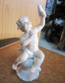 Статуетки, Скульптури, Фігурки, Фарфор Статуэтки, Скульптуры, Фигурки, Фарфор ^/--/^ ГЕРМАНИЯ. ВАЛЛЕНДОРФ.      ПУТТИ  С ПТИЧКОЙ ^_^^^ Німеччина. Валлендорф. Шляхи з пташкою - фото фото фото