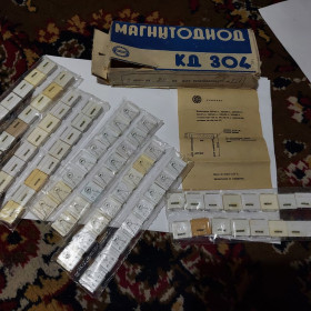 Діоди Диоды ^/--/^ Магнитодиоды новие КД /--/ 304 /--/ Е. Смотрите по фото. Лот 1 шт. Редкость, запечатание, в коробке. ^_^^^ Магнітодіоди нові КД /--/ 304 /--/ Е. Дивіться по фото. Лот 1 шт. Рідкісність, задрукування, в коробці. - фото фото фото