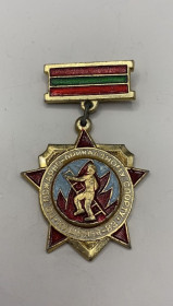Відзнаки Знаки отличий ^/--/^ 6 /--/ к /--/ 115 Молдавия МССР пожарник, пожарный, чемпионат Кишенева по пожарно прикладному спорту 1983 г. Легкий металл 2 ^_^^^ 6 /--/ к /--/ 115 Молдова МССР пожежник, пожежний, чемпіонат Кишенєва з пожежно-прикладного спорту 1983 р. Легкий метал 2 - фото фото фото