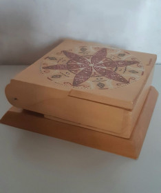 Шкатулки, скарбнички Шкатулки, копилки ^/--/^ Сигаретница  (портсигар) деревянная сувенирная 80 /--/ х /--/ 82 /--/ мм, Румыния. Новая. ^_^^^ Сигаретниця (портсигар) дерев'яна сувенірна 80 /--/ х /--/ 82 /--/ мм, Румунія. Нова. - фото фото фото
