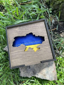 Шкатулки, скарбнички Шкатулки, копилки ^/--/^ Подарочный патриотический набор Украина превыше всего: большой флаг в деревянном боксе с вырезом кар ^_^^^ Прапор України до Дня перемоги в дерев'яній подарунковій коробці з гербом або картою України Патріотично - фото фото фото