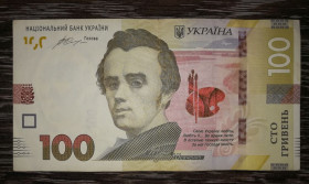 Загальнодержавні випуски Общегосударственные выпуски ^/--/^ Ukraine 100 гривень 2014 Гонтарева. Рідкісний різновид - з рисками  (полосками) на зах. стрічці. УС ^_^^^ Ukraine 100 гривен 2014 Гонтарева. Редкая разновидность — с чертами (полосками) на зап. ленте. УС - фото фото фото