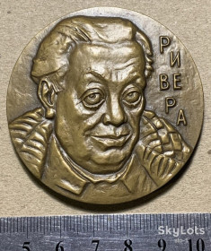 Медалі СРСР Медали СССР ^/--/^ Настольная медаль 100 лет со дня рождения Диего Ривера 1886 -1957 1987 ЛМД D-60 /--/ мм Томпак ^_^^^ Настільна медаль 100 років від дня народження Дієго Рівера 1886 -1957 1987 ЛМД D-60 /--/ мм Томпак - фото фото фото