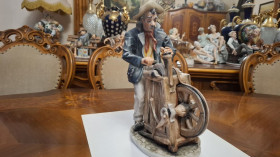 Статуетки, Скульптури, Фігурки, Фарфор Статуэтки, Скульптуры, Фигурки, Фарфор ^/--/^ Статуэтка фигурка Точильщик Artistic porcelain poema Румыния ^_^^^ Статуетка фігурка Точильник Artistic porcelain poema Румунія - фото фото фото