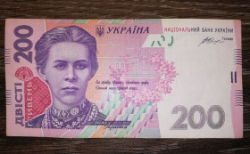Загальнодержавні випуски Общегосударственные выпуски ^/--/^ Ukraine 200 гривень 2014 Гонтарева Перша серія випуску. Зах. стрічка з штрихами. 3995999 ^_^^^ Ukraine 200 гривен 2014 Гонтарева Первая серия выпуска. Зах. лента со штрихами. - фото фото фото
