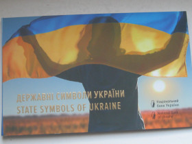 Пам'ятні і ювілейні Памятные и юбилейные ^/--/^ «Набір із трьох монет у сувенірній упаковці ’Державні символи України» 15 гривень, 2022, нейзильбер ^_^^^ «Набор из трех монет в сувенирной упаковке «Государственные символы Украины» 15 гривен, 2022, нейзильбер - фото фото фото
