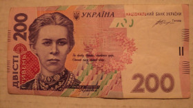 Загальнодержавні випуски Общегосударственные выпуски ^/--/^ 200 гривен,очень интересный номер ^_^^^ 200 гривень, дуже цікавий номер - фото фото фото