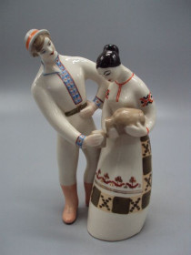 Статуетки, Скульптури, Фігурки, Фарфор Статуэтки, Скульптуры, Фигурки, Фарфор ^/--/^ Фигура фарфор статуэтка Полонное ЗХК парочка парень и девушка наливает молоко пара 16,4 см №14551 ^_^^^ Полонне ЗХК хлопець і дівчина наливає молоко пари 16,4 см No 14551 - фото фото фото