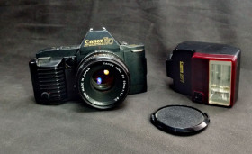 Canon Canon ^/--/^ Canon T-70 Prog. + Canon FD 50 /--/ mm/1.8 52 /--/ mm + Canon Speedlite 277 /--/ T Вживане ^_^^^ Canon T-70 Prog. + Canon FD 50 /--/ mm/1.8 52 /--/ mm + Canon Speedlite 277 /--/ T - фото фото фото