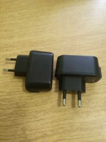 Зарядні пристрої Зарядные устройства ^/--/^ Блок зарядки (зарядное) к телефону или планшету 1 /--/ А, 0,7 /--/ А, 0,5 /--/ А ^_^^^ Блок зарядки (зарядне) до телефону або планшету 1 /--/ А, 0,7 /--/ А, 0,5 /--/ А - фото фото фото