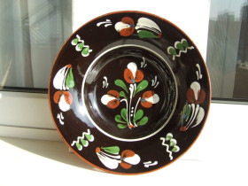 Статуетки, Скульптури, Фігурки, Фарфор Статуэтки, Скульптуры, Фигурки, Фарфор ^/--/^ Настенная тарелка Гуцульский мотив раз. 23 см. 1970 гг. ссср Ужгород. ^_^^^ Настінна тарілка Гуцульський мотив раз. 23 см. 1970 рр. ссср Ужгород. - фото фото фото