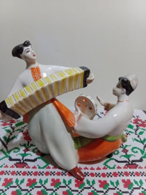 Статуетки, Скульптури, Фігурки, Фарфор Статуэтки, Скульптуры, Фигурки, Фарфор ^/--/^ Статуэтка &amp;quot;Танцоры с гармонью и бубном&amp;quot; порцелян фарфор 1970 ПЗХК ^_^^^ Статуетка &amp;quot;Танцори з гармон'ю і бубном &amp;quot; порцелян фарфор 1970 ПЗХК - фото фото фото